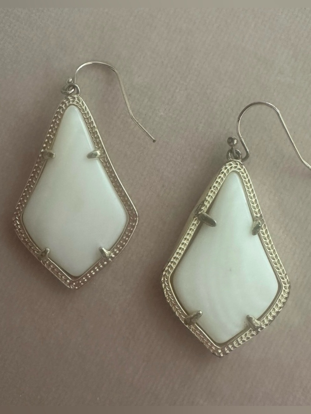 Kendra Scott White Mother-of-Pearl Alexander Drop Earrings - Picture 2 of 4